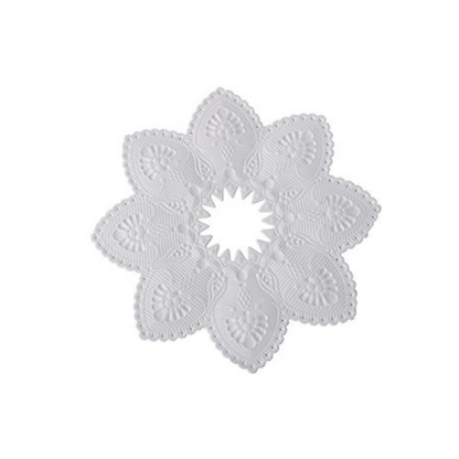 Los PAPSTAR manguitos para velas redondos (10 cm, blanco, 100 unidades) de la empresa PAPSTAR GmbH son tapetes de papel decorativos y elegantes que son ideales como coronas de velas elegantes para mesas festivas. Se presentan sobre un fondo blanco sencillo.