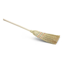 Der Nölle Profi Brush Reisstrohbesen 130 cm, 4-Naht von Nölle Profi Brush Bürsten- & Pinseltechnik e.K. verfügt über Naturborsten und einen stabilen Holzstiel, ideal für effizientes Kehren, isoliert auf weißem Hintergrund dargestellt.