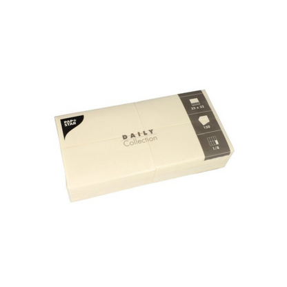 En pakke beige papirservietter, ideell for borddekorasjon, med betegnelsen "DAILY Collection" fra PAPSTAR GmbH. Emballasjen inneholder symboler som angir dimensjonene (32 x 32 cm), mengden (150) og brettemetoden (1/8), slik at du får både stilige servietter og bærekraftig komfort for dine sammenkomster.