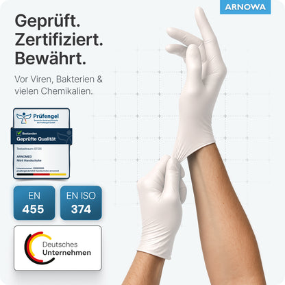 Eine Person trägt ARNOMED NITRIL WHITE reißfeste Einmalhandschuhe aus Nitril in Weiß von ARNOWA GmbH. Der Text hebt den zertifizierten Viren-, Bakterien- und Chemikalienschutz nach EN 455 & EN ISO 374 hervor, wobei das ARNOWA-Logo in der Ecke sichtbar ist.