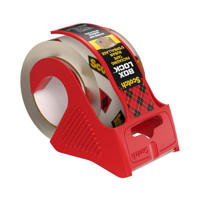 En rull Scotch® Box Lock™ emballasjetape 48 mm x 20,3 m fra 3M Deutschland GmbH i en rød plastdispenser kjennetegnes av klart, holdbart tape og en svart, gul og rød etikett for enkel dispensering.