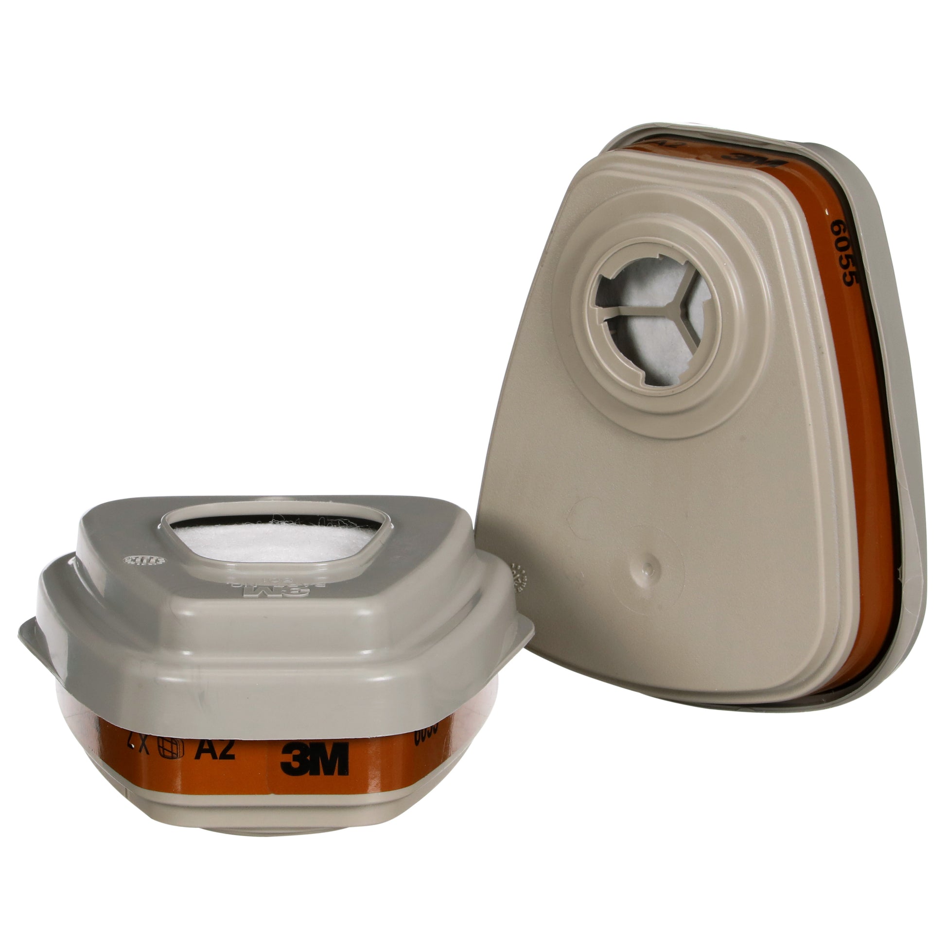 Abgebildet sind zwei 3M™ Filtersätze 6003-1 A2P3 (2x6055, 2x5935, 2x501) von 3M Deutschland GmbH: einer liegt flach und zeigt die Filteröffnung, der andere steht aufrecht und zeigt Seiten- und Draufsicht.