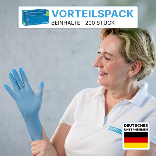 Eine Frau in einem weißen Poloshirt zieht einen ARNOMED NITRIL BLUE Handschuh an. Oben links: "200er Sparpack beinhaltet 200 Stück." Unten rechts: Deutsche Flagge und "Deutsches Unternehmen". Marke: ARNOWA GmbH.