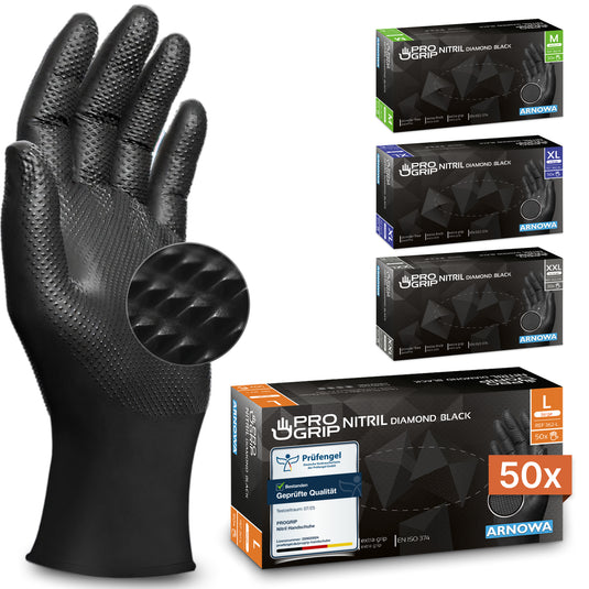 Se muestra un guante desechable PROGRIP NITRIL DIAMOND BLACK de ARNOWA GmbH en posición vertical, en el que se aprecia su estructura antideslizante en forma de diamante. Al fondo se ven tres cajas de colores de distintos tamaños; cada una contiene 50 guantes por paquete.