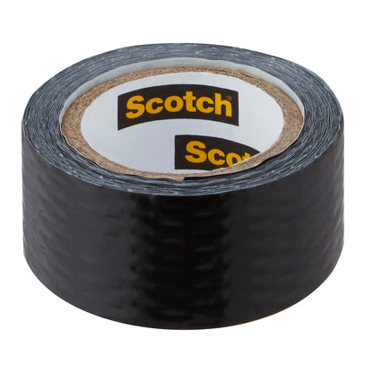 Abgebildet ist eine aufrecht stehende Rolle Scotch® Extremium™ Universal-Klebeband (3 m x 19 mm) mit einem Pappkern. Das Innenetikett trägt den Markennamen der 3M Deutschland GmbH in gelber Farbe auf schwarzem Hintergrund.