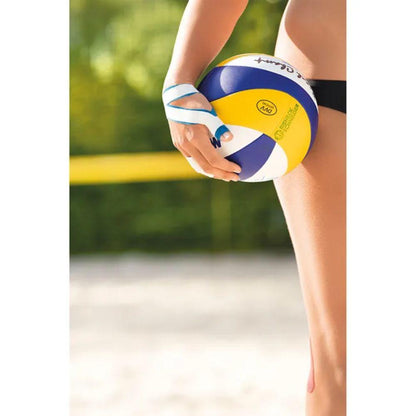Una persona con traje de baño negro está en un campo de voleibol arenoso con un balón de voleibol azul-amarillo-blanco. La parte inferior del cuerpo visible y los muslos no presentan cinta deportiva Leukotape Sport Tape Classic (BSN Medical GmbH) ni signos de lesiones deportivas.