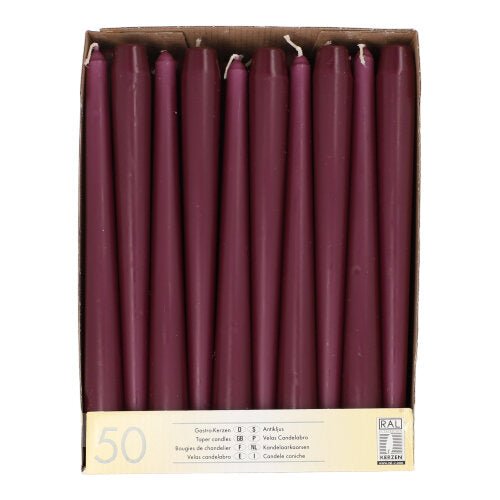 Una caja de cartón con 50 velas de candelabro de color marrón castaño, de 25 cm de longitud y 2,2 cm de grosor, dispuestas en una sola fila si se observan desde arriba. En la etiqueta figura la inscripción «Starpak 50 velas de candelabro Ø 2,2 cm-25 cm», con indicaciones de cantidad en varios idiomas.
