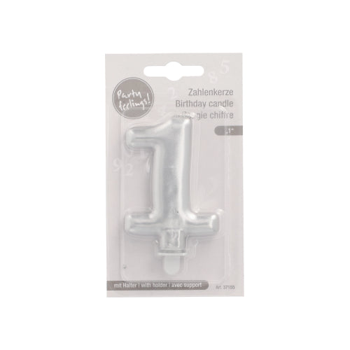 Die PAPSTAR GmbH Zahlenkerze mit Halter 7 cm "silber" wird in einer Kunststoffverpackung mit der Aufschrift "Party Feeling!" und mehrsprachigem Text geliefert und enthält einen kleinen Sockel zum einfachen Aufstellen.
