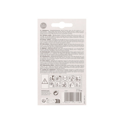 Auf der Rückseite einer PAPSTAR Zahlenkerze mit Halter 7 cm "gold" der PAPSTAR GmbH befinden sich Sicherheitshinweise, mehrsprachige Anweisungen, Warnsymbole, ein Barcode und Recyclinginformationen in schwarzer Schrift auf weißem Hintergrund.