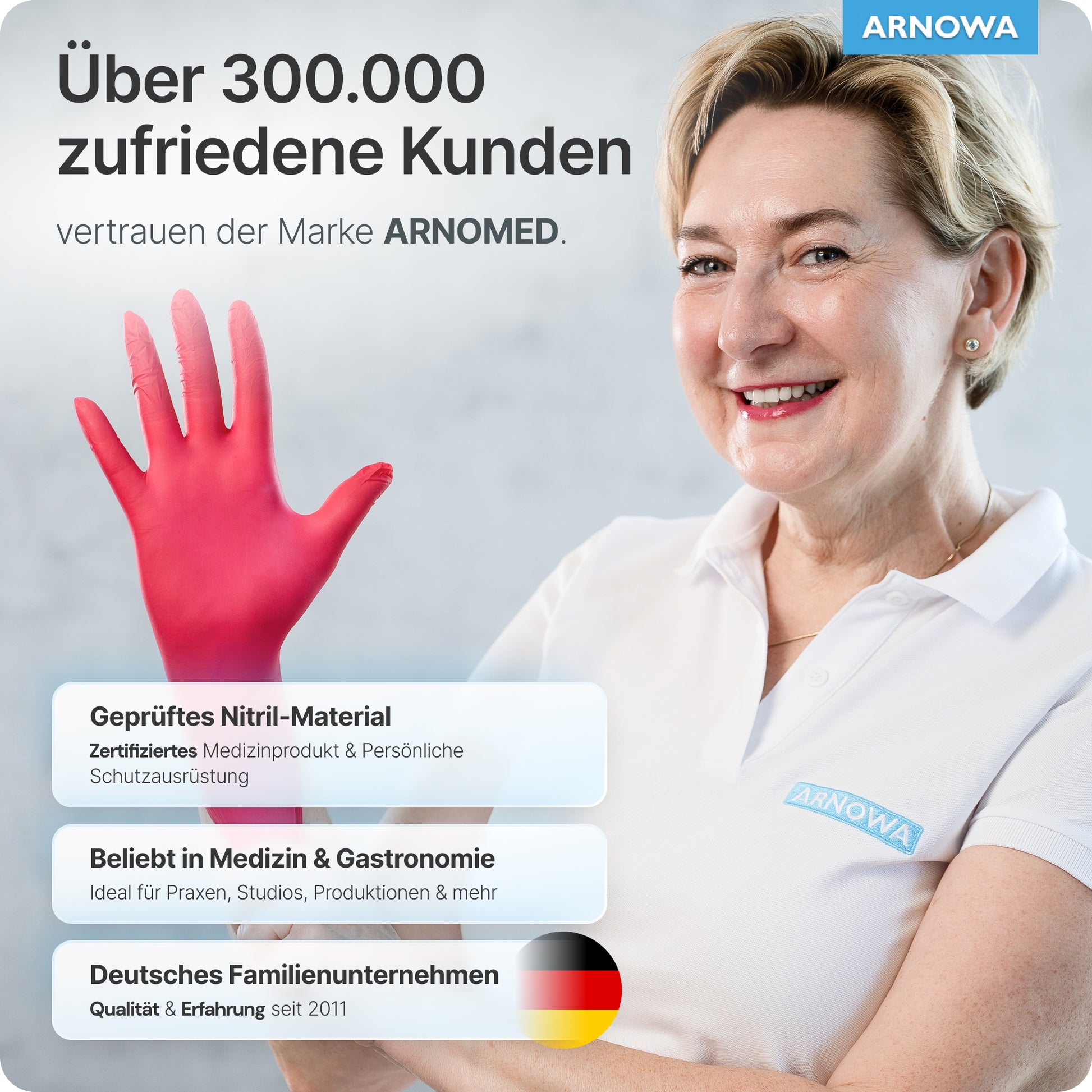 Eine lächelnde Frau mit kurzen blonden Haaren trägt ein weißes Shirt mit dem Logo der ARNOWA GmbH und hält ihre rechte Hand in einem ARNOMED NITRIL LAVA RED Einmalhandschuh. Auf der linken Seite erscheinen Produkt- und Firmeninformationen.
