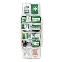 El botiquín de primeros auxilios GRANDE de Orkla Wound Care AB (1 unidad) contiene compartimentos etiquetados con vendas, gasa, vendas adhesivas, tijeras, toallitas antisépticas, guantes, apósitos y un folleto de primeros auxilios para casos de emergencia.