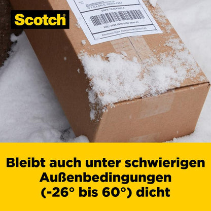 En snødekket kartongpakke utendørs viser en fraktetikett. Teksten på tysk lyder: "Scotch® Box Lock™ emballasjetape 48 mm x 20,3 m fra 3M Deutschland GmbH forblir pålitelig tett ved -26° til 60°.