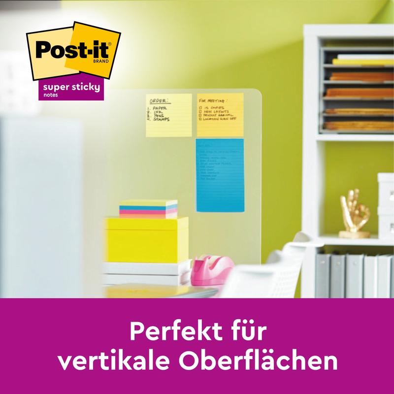 A transparent glass board shows a green, lined Post-it® Super Sticky Note in large format (101 mm x 101 mm) from 3M Deutschland GmbH in an office environment. In the background are shelves with books and decorations. Text: "Perfect for vertical surfaces."