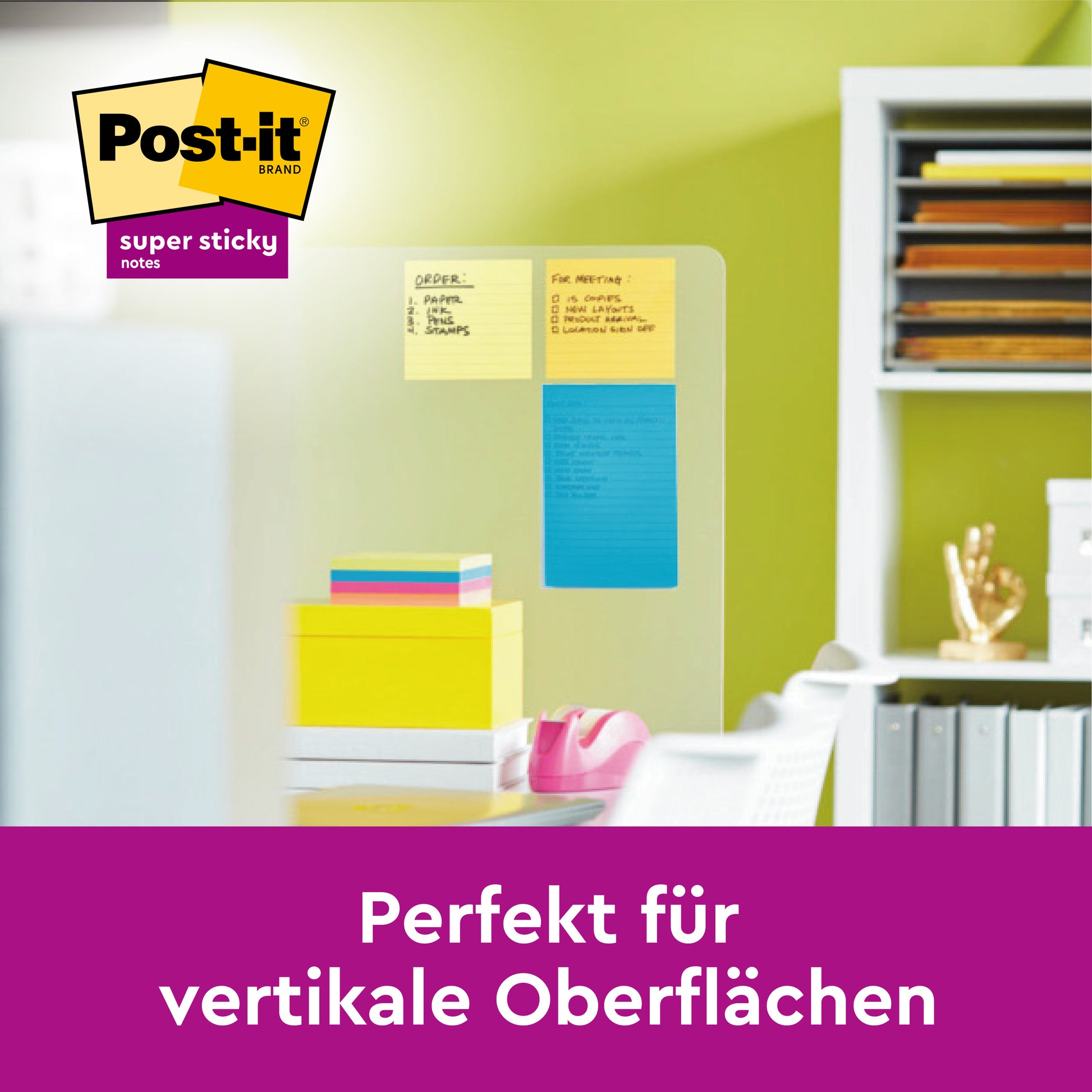 Ein gläserner Bürotrenner zeigt 3M Deutschland GmbH Post-it® Super Sticky Notes im Großformat, liniert, in verschiedenen Farben. Büromaterial und weiße Stühle sind zu sehen. Der Text lautet: "Perfekt für vertikale Oberflächen.