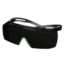 Cubregafas 3M™ SecureFit™ 3700, patillas negras, revestimiento antirrayas, lente gris IR 5.0, SF3750AS-BLK, 20 por paquete | Paquete (1 pieza)