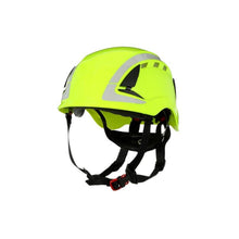 Leuchtend gelber Schutzhelm mit Belüftungsschlitzen und schwarzem Kinnriemen, seitlich dargestellt auf hellem Hintergrund
