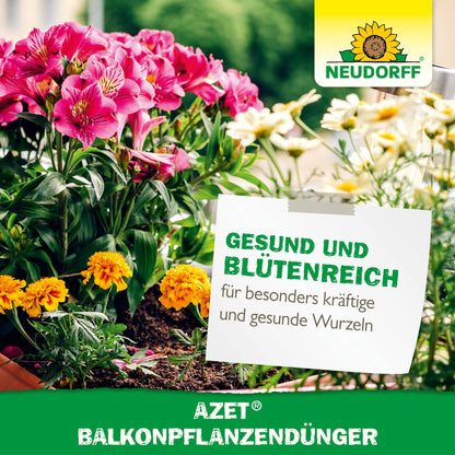 Flores de verano rosas y amarillas florecen en jardineras de balcón con un cartel: "Saludable y Florido para raíces especialmente fuertes y saludables". Los logotipos de Neudorff Shop Azet fertilizante para plantas de balcón y fertilizante orgánico completo son visibles.