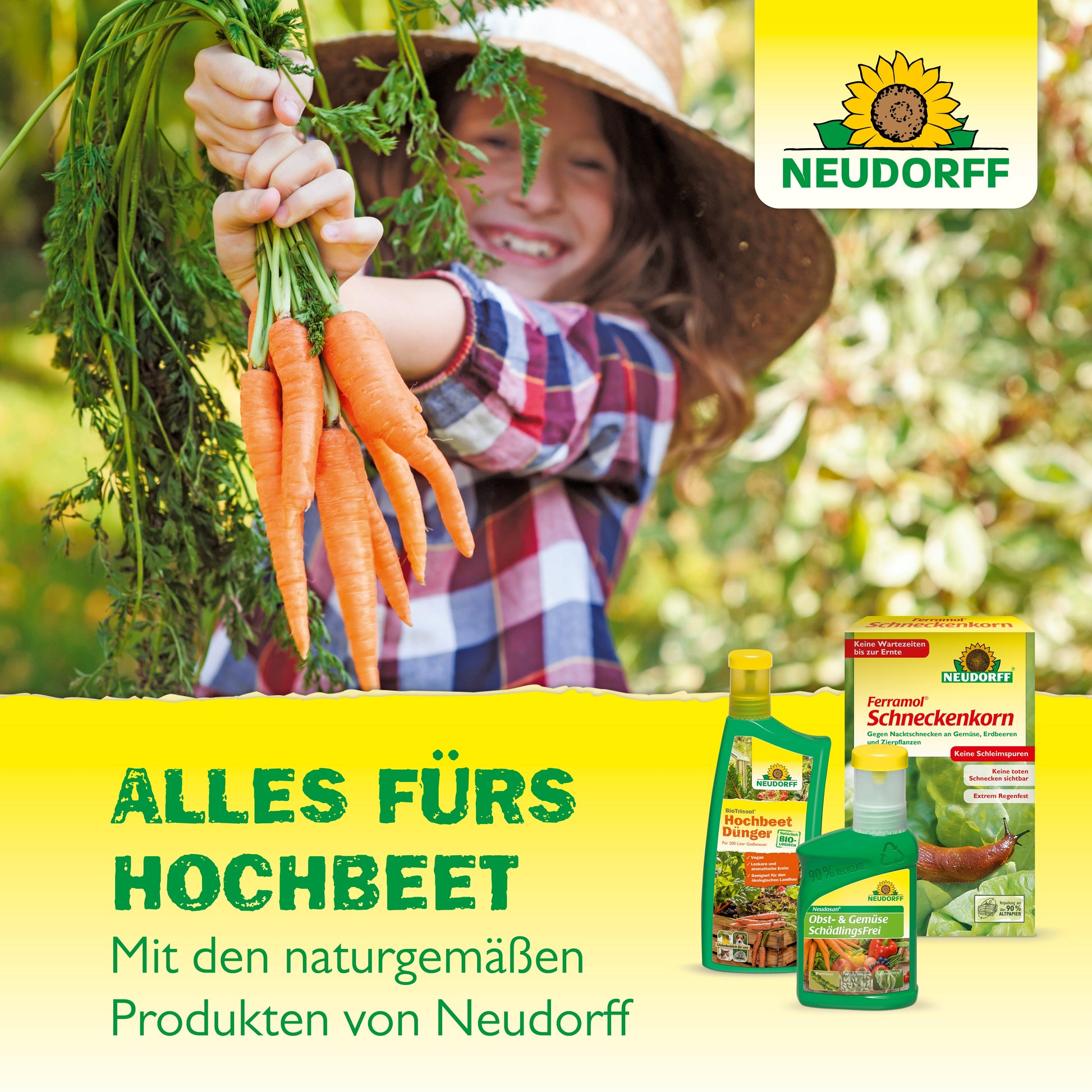 Ein lächelndes Kind mit einem Hut hält frische Karotten - perfekt für das Hochbeet! Im Vordergrund: Neudorff Shop Azet Hochbeet- & GemüseDünger mit deutscher Beschriftung, ideal für Gemüse, Kräuter und natürliche, organische Düngung.