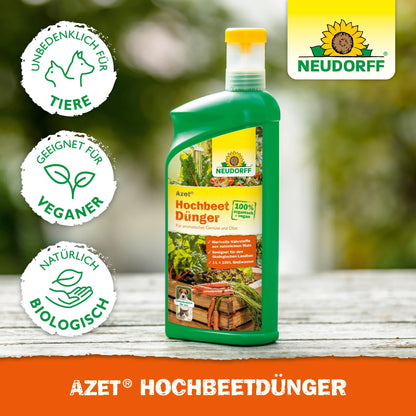 Una botella verde de Neudorff Shop Azet HochbeetDünger líquido está sobre un soporte de madera con plantas detrás. Los pictogramas indican que es libre de pruebas en animales, vegano y como fertilizante líquido orgánico rico en nutrientes naturales.