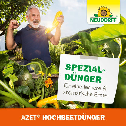 Un hombre mayor con cabello y barba grises celebra en un jardín de bancales elevados exuberante y sostiene un calabacín amarillo en la mano. En un cartel se lee "Fertilizante especial para una cosecha deliciosa y aromática". Logotipo de Neudorff Shop Azet HochbeetDünger líquido arriba a la derecha.