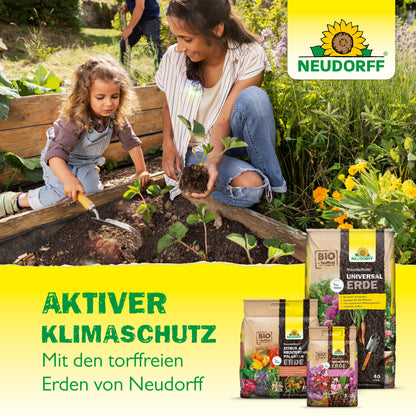 Eine Frau und ein Kind pflanzen Setzlinge in ein Gartenbeet. Im Vordergrund stehen die NeudoHum UniversalErde-Säcke von Neudorff Shop, die mit dem Neudorff-Logo und einem deutschen Text für torffreie Erde zum Klimaschutz werben.