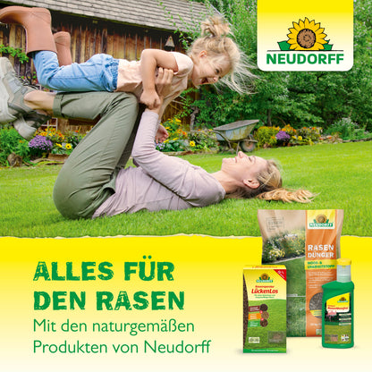 Eine Frau im Gras hebt ein lächelndes Kind hoch. Im Vordergrund sind die Azet RasenDünger von Neudorff Shop 2,5 kg bis 5 kg-ideal für dichten Rasen. Der Text lautet "ALLES FÜR DEN RASEN" und "Mit den naturgemäßen Produkten von Neudorff.