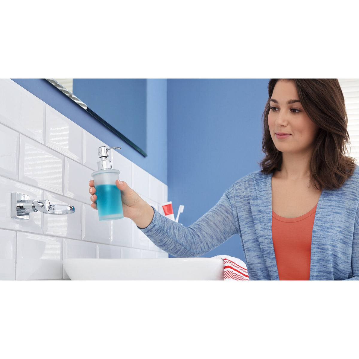 Dispensador de jabón tesa Hukk, montaje en pared, cromado, solución adhesiva – Aplicación