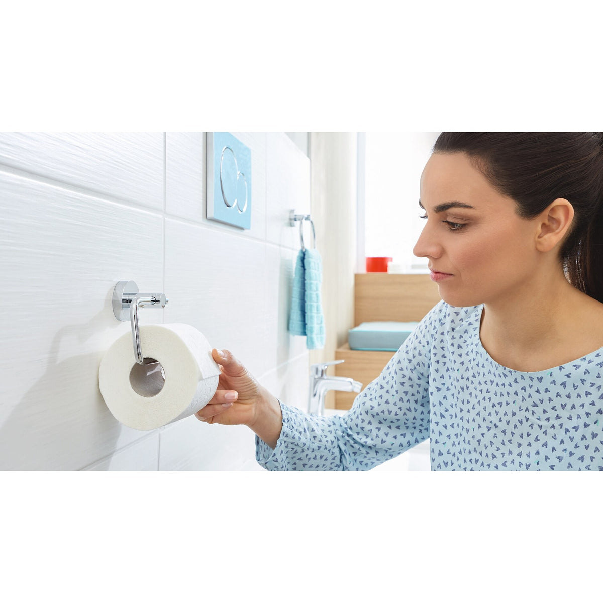 Soporte para rollos de papel higiénico tesa SMOOZ sin tapa, cromado, con solución adhesiva incluida – Instrucciones de uso