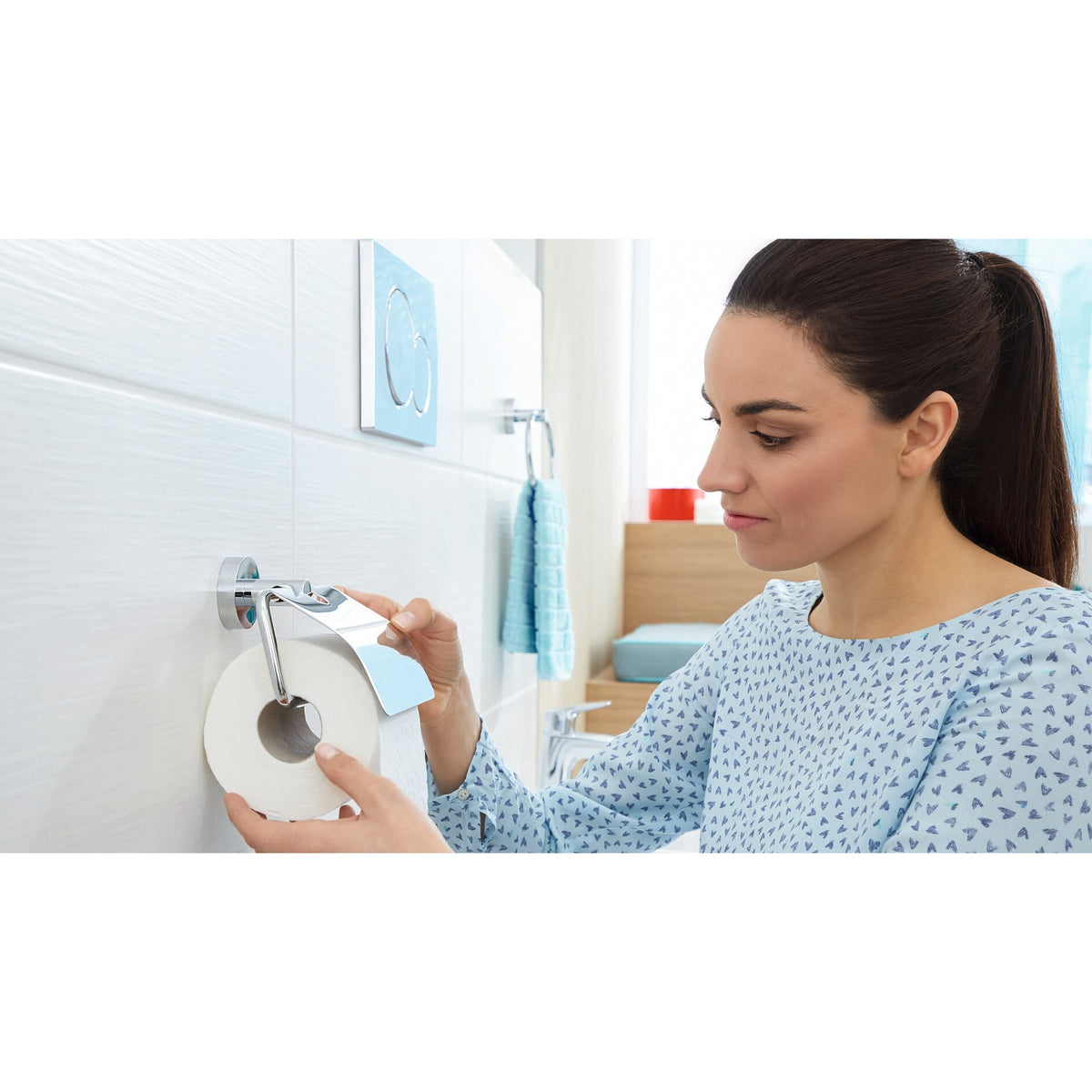 Portarrollos de papel higiénico tesa SMOOZ con tapa, con solución adhesiva incluida – Instrucciones de uso