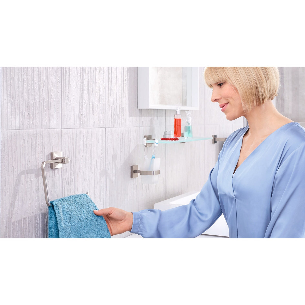 Anilla para toallas tesa EXXCLUSIV, aspecto de acero inoxidable, con solución adhesiva incluida – Instrucciones de uso