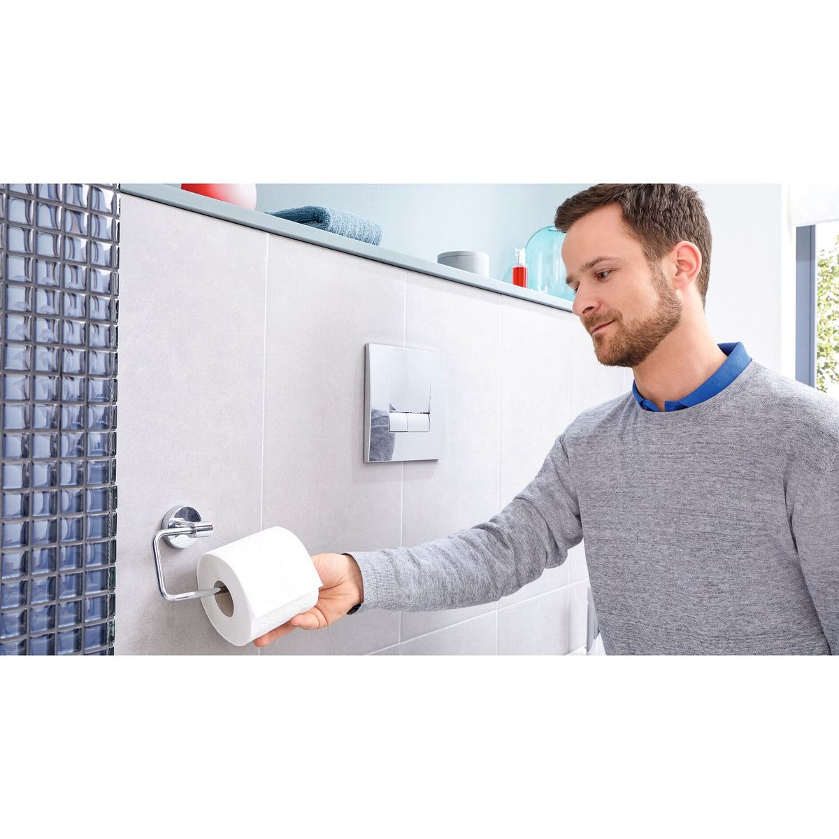 Portarrollos de papel higiénico tesa Exxcellent sin tapa, de metal cromado, con solución adhesiva incluida – Instrucciones de uso