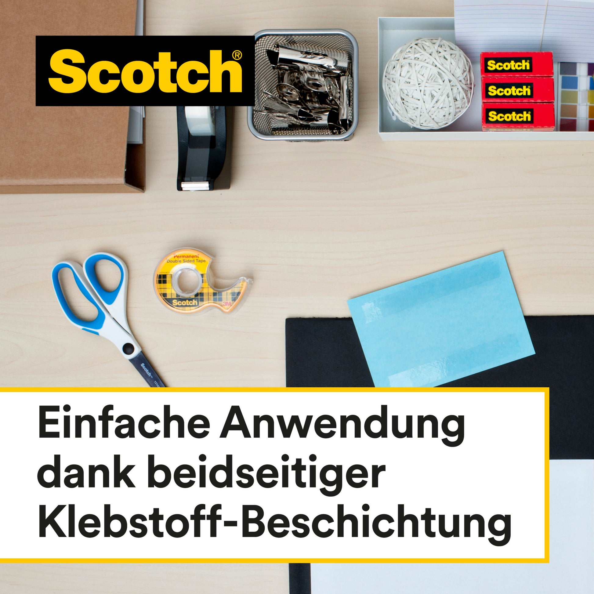Ein Schreibtisch mit Büromaterial, bestückt mit Scotch® doppelseitigem Klebeband (12 mm x 22,8 m, 1 Rolle) von 3M Deutschland GmbH. Text auf Deutsch: "Einfache Anwendung dank beidseitiger Klebstoff-Beschichtung.