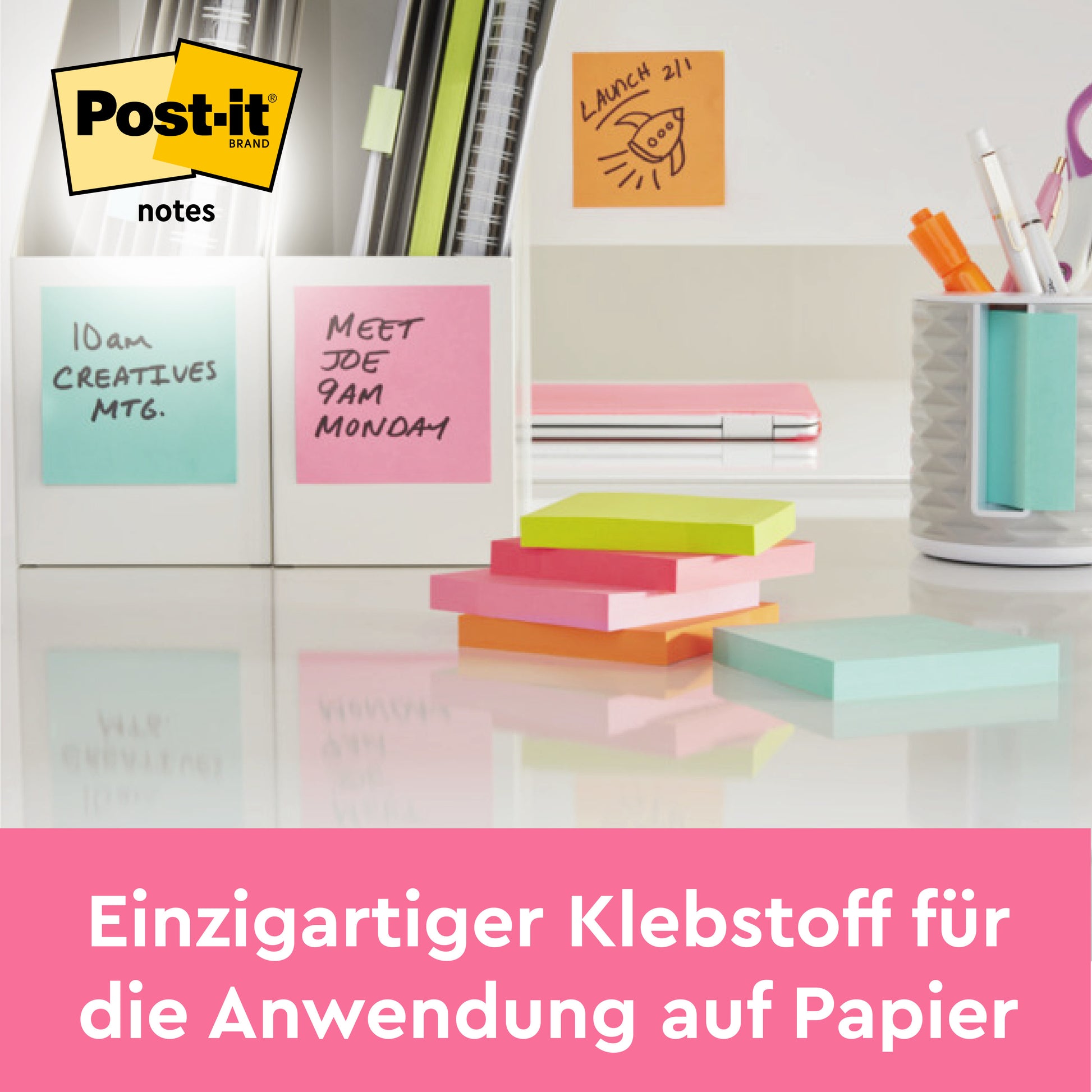 Ein Schreibtisch mit Post-it® Notes der 3M Deutschland GmbH, Poptimistic Collection (38 mm x 51 mm, 100 Blatt/Block, 12 Blöcke/Packung, Kartonverpackung, PEFC zertifiziert), bunten Stiften in einem Halter und Notizen auf einem Whiteboard. Text: "Einzigartiger Klebstoff für Papier.