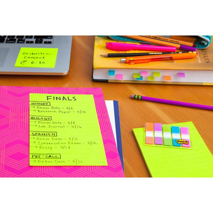 On the desk, there is a schedule for the final exam on a green note card, a laptop, a notebook, a pink folder, and the Post-it® Super Sticky Notes in large format, lined, 101x152mm extra sticky notes from 3M Deutschland GmbH in a 3-pack with 90 sheets each.