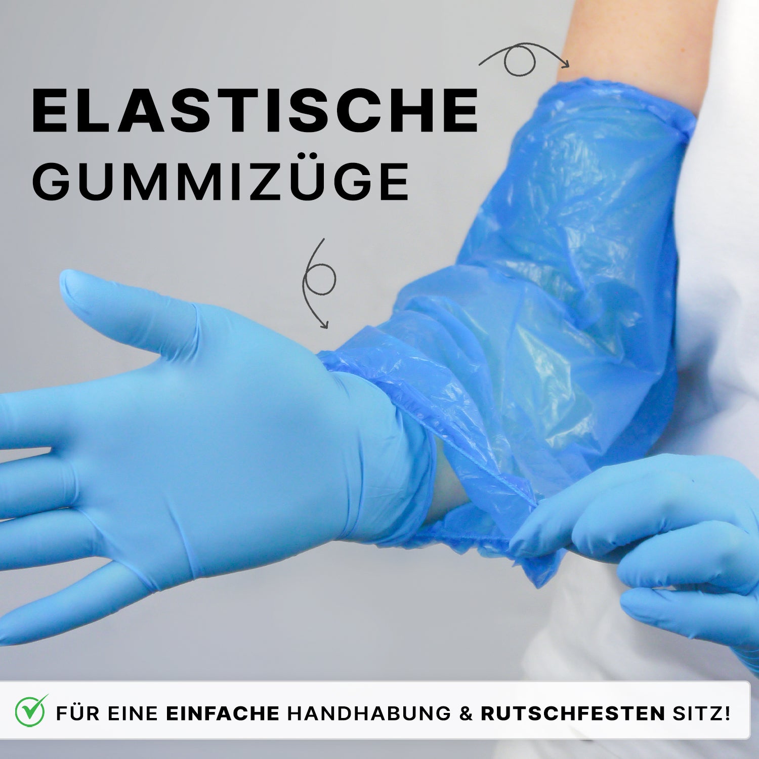 Eine Person trägt einen blauen Einweghandschuh über einem ARNOMED PE-Ärmelschoner (ARNOWA GmbH), flüssigkeitsabweisend, Einweg, mit elastischen Bändern an beiden Enden für eine einfache Handhabung und einen sicheren Sitz. Der deutsche Text hebt diese Eigenschaften hervor.