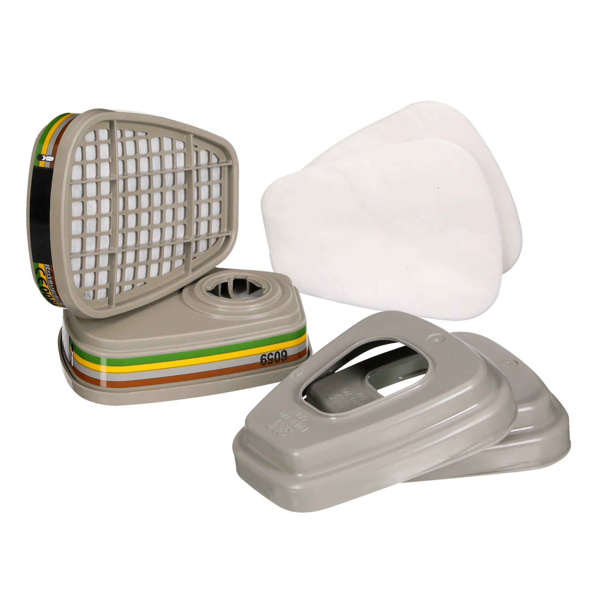 Der 3M™ Filtersatz 6004-1SP, ABEK1P3 Kombinationsfilter (2x6059, 2x5935, 2x501) von 3M Deutschland GmbH besteht aus zwei Kombinationspatronen, zwei weißen Filtermatten und zwei grauen Kunststoffabdeckungen auf weißem Hintergrund.