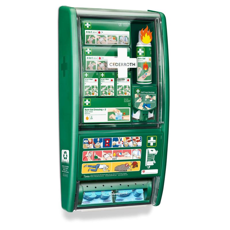 Die Cederroth erste hilfe & verbrennungsstation von Orkla Wound Care AB enthält Bandagen, Verbrennungsgel, Verbände, Pflaster, illustrierte Anleitungen, beschriftete Fächer und einen Pflasterspender in einer grünen Station.