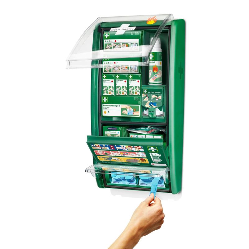 Eine an der Wand montierte Cederroth erste hilfe & verbrennungsstation von Orkla Wound Care AB ist geöffnet und zeigt Verbrauchsmaterialien wie Verbände, Anleitungen, Augenspülflaschen und eine Hand, die eine blaue Augenspülkapsel aus dem unteren Fach nimmt. (1 Packung/Karton).