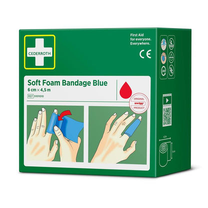 Una caja verde con la inscripción "Cederroth venda de espuma blanda azul 6 cm x 4,5 m | Paquete (1 pieza)" de Orkla Wound Care AB muestra ilustraciones de manos aplicando una venda de espuma azul, y contiene información de primeros auxilios y del producto en el empaque.