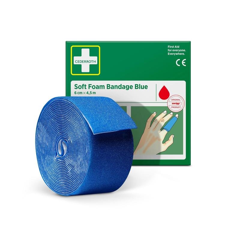 Un rollo de la venda de espuma blanda Cederroth azul 6 cm x 4,5 m está representado frente al embalaje verde y blanco de Orkla Wound Care AB, en el que la venda está enrollada alrededor de un dedo.