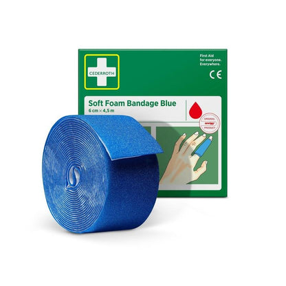 Un rollo de la venda de espuma blanda Cederroth azul 6 cm x 4,5 m está representado frente al embalaje verde y blanco de Orkla Wound Care AB, en el que la venda está enrollada alrededor de un dedo.