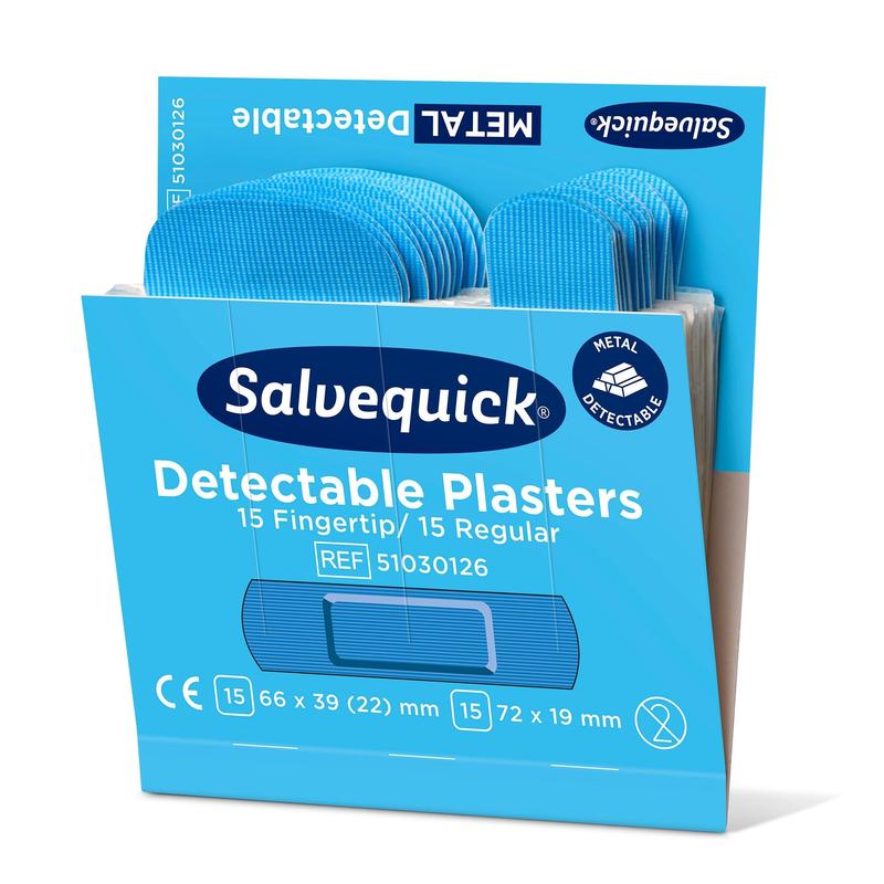 Eine blaue Schachtel von Orkla Wound Care AB mit der Aufschrift "metalldetektierbar", die 15 Fingerspitzen- und 15 normale Pflaster (insgesamt 30) enthält, mit dem Hinweis "Fingerspitze/normal blau erkennbar, 30 Stück/mine | Packung (6 Stück)". Auf der Verpackung sind die Produktabmessungen angegeben.