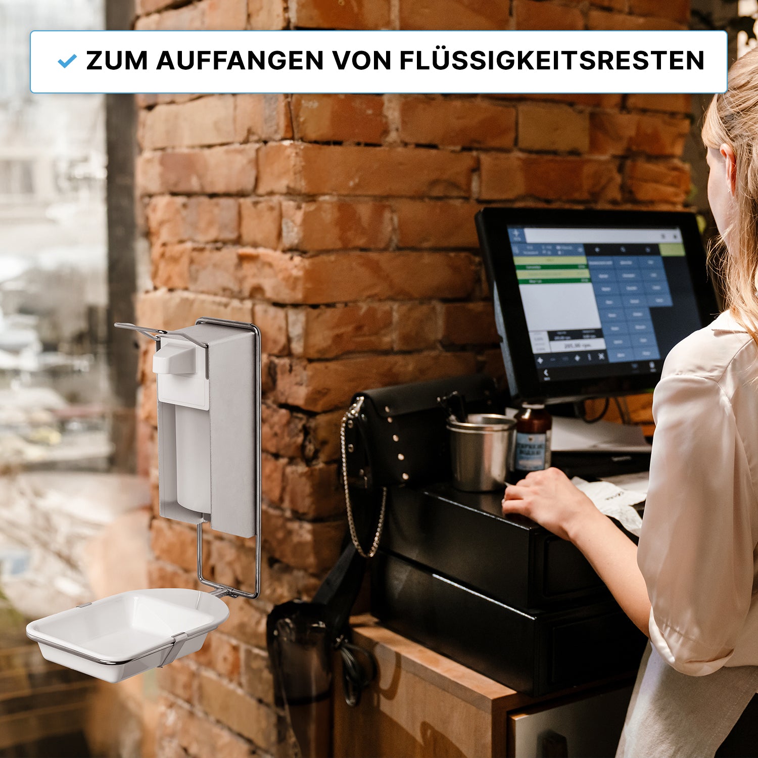 Eine Frau steht an einem Restaurant-Kassenterminal. Im Bild ist die ARNOWA GmbH ARNOMED DISPENSER TROPFSCHALE zu sehen, eine Tropfschale für ARNOMED DISPENSER Seifen- und Desinfektionsmittelspender, die zum Auffangen von Flüssigkeitsresten an einer Backsteinwand montiert ist.