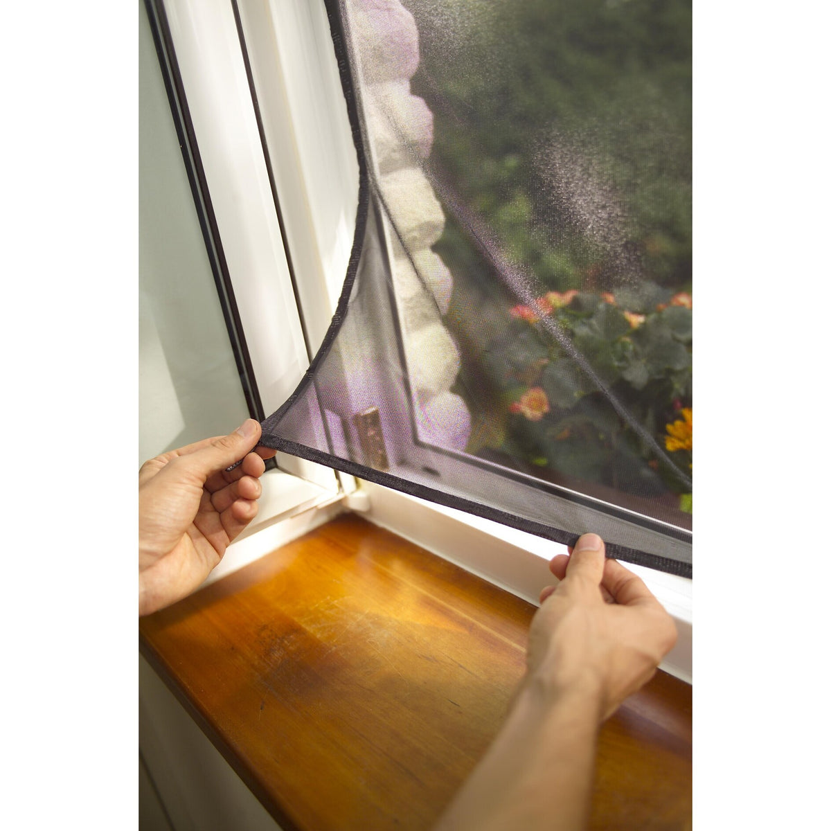 tesa INSECT STOP 2 en 1: mosquitera y protección solar premium para ventanas, 130 x 150 cm, negra – Instrucciones de uso