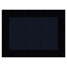 Ein abstraktes Bild, das ein großes dunkelblaues Rechteck mit einem strukturierten Gittermuster zeigt, das an das anspruchsvolle Duni Dunicel®-Tischset 30 x 40 cm „Linnea Black“ von Duni GmbH erinnert, vor einem schwarzen Hintergrund, der die Gitterstruktur widerspiegelt.