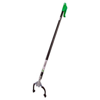 La pinza para residuos de 90 cm de Diversey Deutschland GmbH & Co. OHG permite recoger los residuos de forma cómoda y sin dañar la espalda gracias a su diseño ergonómico; 1 unidad, de color negro con mango y gatillo verdes, articulación plateada, aislada sobre fondo blanco.