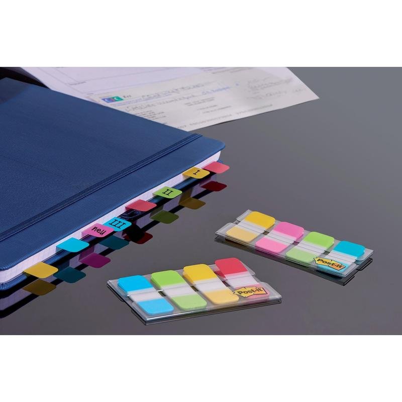 Una carpeta azul utiliza 3M Post-it® Index Strong Ablagetabs (Mini, amarillo, rojo, azul, verde) para marcar las secciones I-IV. Dos paquetes de tiras adhesivas surtidas en sus dispensadores están sobre una superficie oscura junto a "organizar documentos".