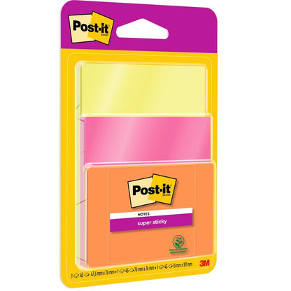 Un paquete de notas adhesivas 3M Post-it® Super Sticky (76x76 mm, 45 hojas cada una, 3 bloques/paquete) en varios colores, 100% certificado PEFC (SGSCH-PEFC-COC-110078), en un embalaje transparente con el logotipo de 3M Deutschland GmbH.