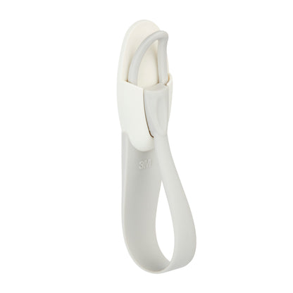 Der Command™ Kabelhalter 17304-FR von 3M Deutschland GmbH ist ein grau-weißer Kunststoff-Wandhaken mit selbstklebender Rückseite und geschwungenem Design, perfekt zur Vermeidung von Kabelchaos. Auf dem unteren Teil befindet sich das "3M"-Logo.