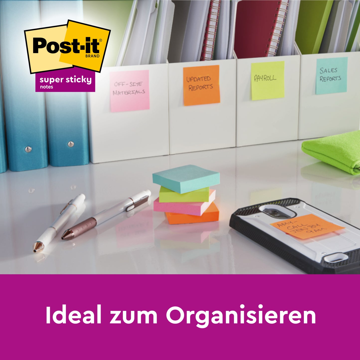 Kontorrekvisita, inkludert 3M Deutschland GmbH Post-it® Super Sticky Notes i fargerik kombinasjonspakke med sidemarkører (45 ark/blokk, 9 blokker/pakke, 100% PEFC), ligger oversiktlig på skrivebordet. Ideell for organisering.
